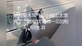 两个极品骚货的诱惑，全程露脸双头道具贯穿两个骚逼，小辣椒大黄瓜玩弄抽插骚穴,扩阴器玩逼,淫声荡语不断